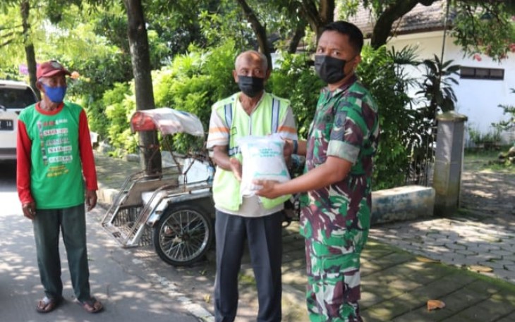 Kodim 0805/Ngawi salurkan Zakat Fitrah. Senin (25/4/2022)