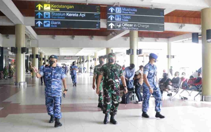 Danlanud Sutan Sjahrir (tengah) tinjau kesiapan pos pengamanan lebaran bandara. Senin (25/4/2022)