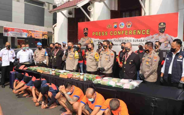 Kapolrestabes Surabaya saat memberikan keterangan pers pengungkapan Sabu 42.8 Kg. Senin (25/4/2022)