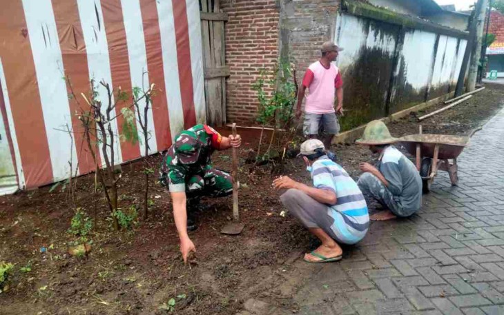 Kerja bakti bersama warga bersihkan lingkungan. Senin (25/4/2022)