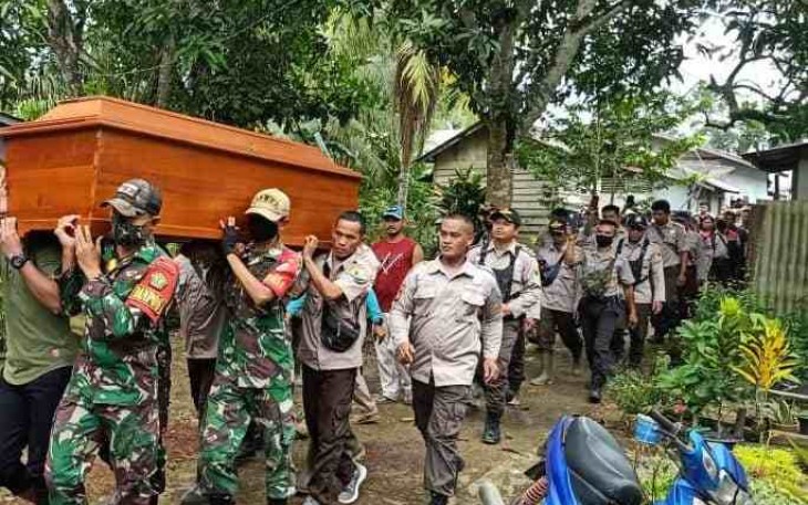 Satgas Yonif Mekanis 643/Wns bantu mengusung peti jenazah warga perbatasan. Senin (25/4/2022)