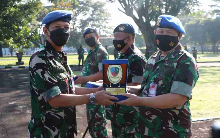 Danlanud memberikan cenderamata kepada personelnya yang memasuki purna tugas. Senin (25/4/2022)