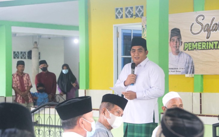 Plt Bupati Bintan, Roby Kurniawan, saat safari ramadhan di Kelurahan Tembeling, Bintan, Senin (25/4/2022)  