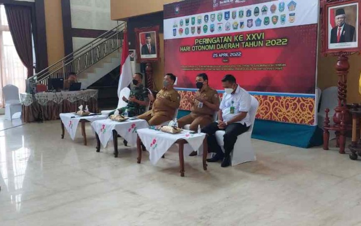 Dandim Sampit hadiri peringatan hari otonomi daerah secara virtual di rumah jabatan Bupati Kotim. Senin (25/4/2022)