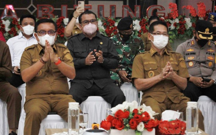 Wali Kota Bitung Maurits Mantiri dan Wakil Wali Kota, Hengky Honandar, saat mengikuti peringatan Hari Otonom Daerah ke-XXVI Tahun