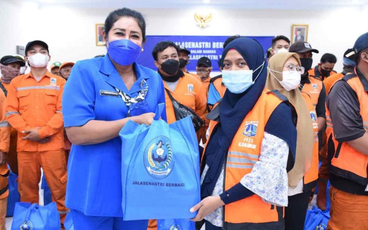 Ketum Jalasenastri Ny. Vero Yudo Margono ketika memberikan sembako untuk anggota PPSU