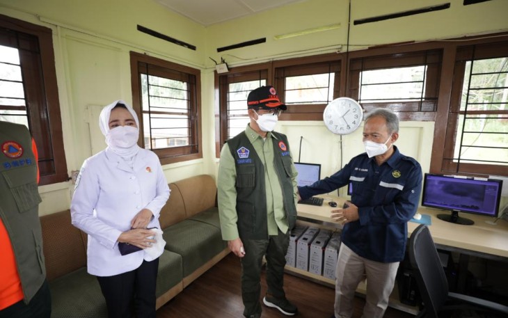 Kepala BNPB (pakai rompi) saat menerima pemaparan kepala pos pengamatan gunung Merapi Babadan. Senin (25/4/2022)