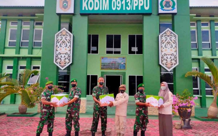 Dandim 0913/PPU (tengah) berikan bingkisan lebaran ke prajurit dan PNS. Senin (25/4/2022)