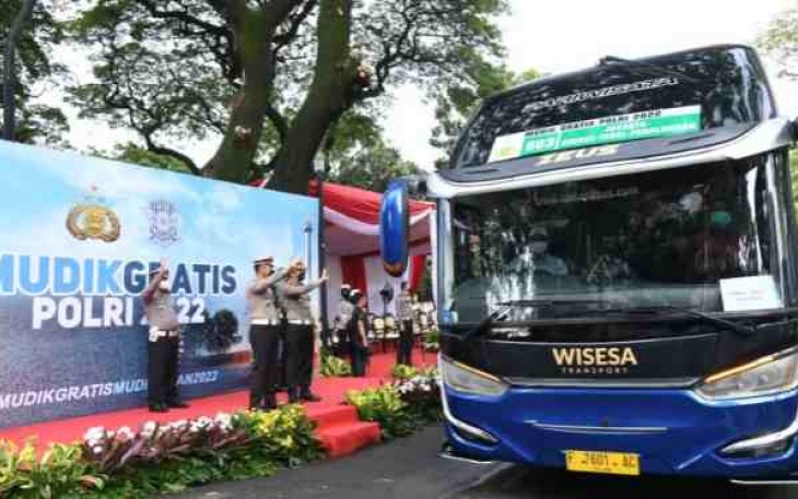 Kakorlantas Polri Irjen Firman Shantyabudi melepas rombongan mudik gratis. Selasa (26/4/2022) 