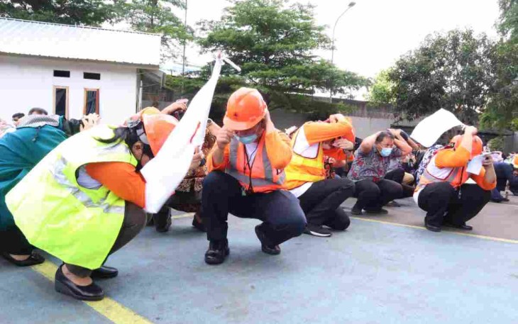 Simulasi kesiapsiagaan bencana gempabumi di gedung BNPB Jakarta. Selasa (26/4/2022)