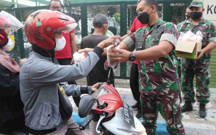 Dandim Tulungagung turun langsung bagikan takjil. Selasa (26/4/2022)