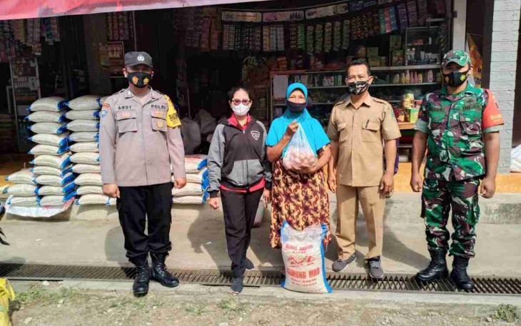 Koptu Dwi Darmoko dampingi penyaluran BPNT di desa Ngretong. Selasa (26/4/2022)