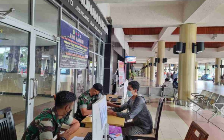 Layanan posko vaksinasi lanud Sutan Sjahrir di bandara internasional Minangkabau. Selasa (26/4/2022)