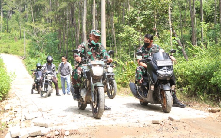 Gunakan sepeda motor Dandim tinjau lokasi pelaksanaan pra TMMD. Selasa (26/4/2022)