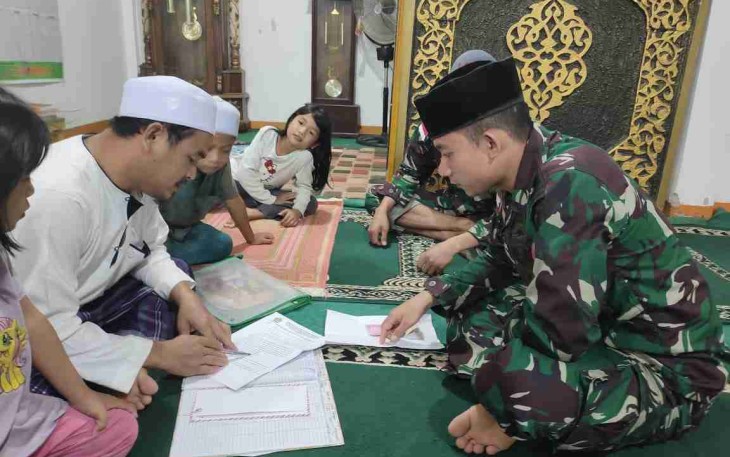Satgas Yonif 144/JY tunaikan membayar zakat. Selasa (26/4/2022)