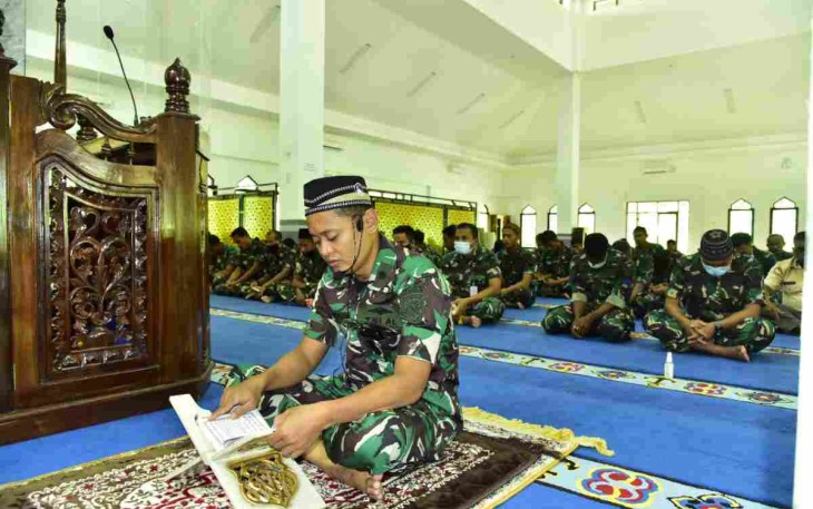 Prajurit Koarmada III melaksanakan doa bersama. Selasa (26/4/2022)
