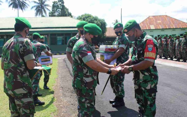 Dandim 1204/Sanggau serahkan bingkisan Kasad dan THR satuan. Selasa (26/4/2022)