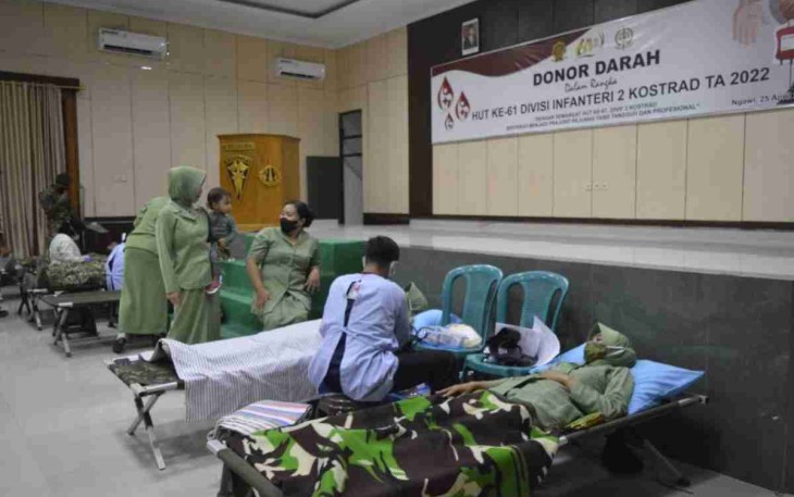 Donor darah sambut HUT ke 61 DIvif 2 Kostrad di Yonarmed 12 Kostrad Ngawi. Senin (25/4/2022)