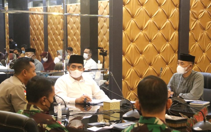 Plt Bupati Bintan bersama OPD dan FKPD, Camat dan Lurah dalam pembahasan takbir keliling, Selasa (26/4/2022) (foto: Humas)