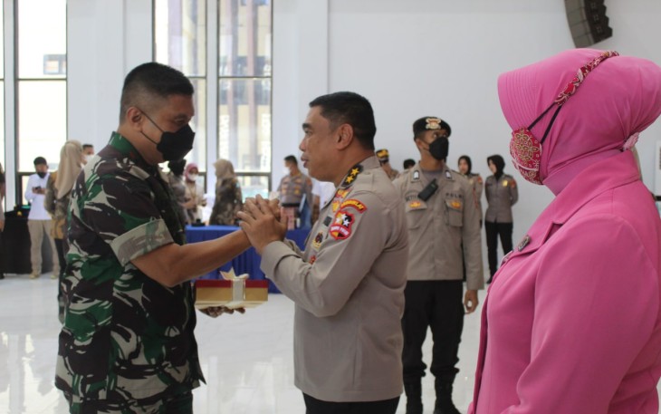 Jabat erat Irjen Pol Dr. Eko Budi Sampurno saat berpamitan dengan Danrem 142/Tatag. Selasa (26/4/2022) 