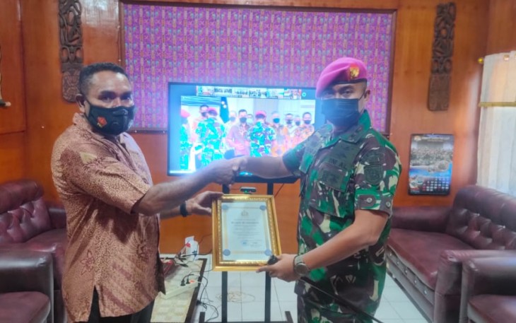 Danyonmarhanlan X Jayapura serahkan piagam perhargaan prajuritnya purna tugas. Selasa (26/4/2022)