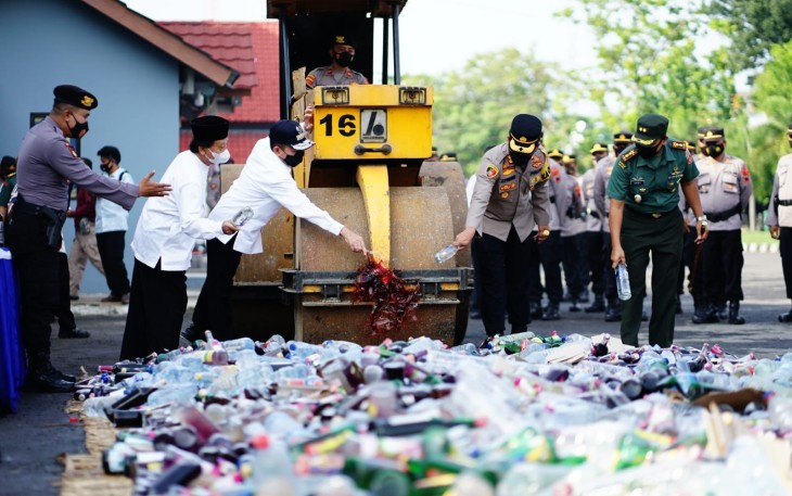 Pemusnahan miras di stadion joyokusumo Pati