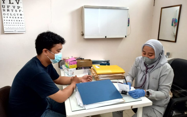 Dokter klinik Denma Koopsud I melayani keluhan pasien secara profesional. Rabu (27/4/2022) 