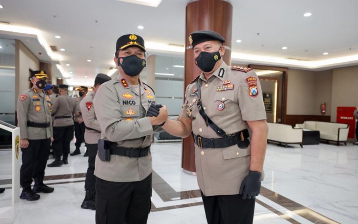 Kapolda Jatim memberikan selamat usai acara sertijab. Rabu (27/4/2022)