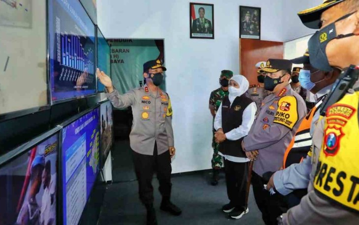 Kapolri menerima pemaparan Kapolda Jatim terkait situasi terkini Posko Terminal Purbaya. Rabu (27/4/2022)