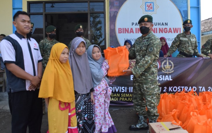 Danyonarmed 12 Kostrad berbagi bingkisan sembako ke panti asuhan Bina Insani. Rabu (27/4/2022)