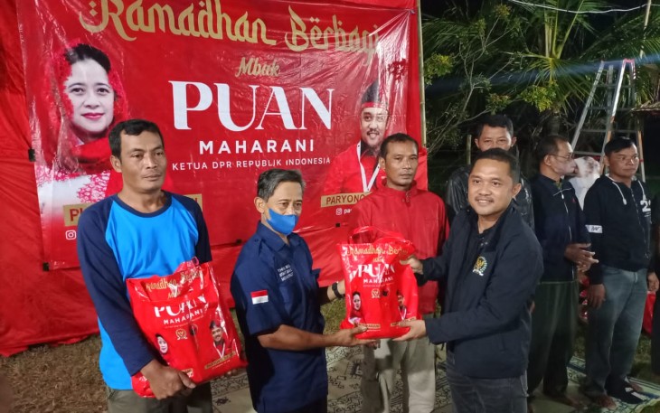 Anggota Komisi VIII DPR RI, Paryono, saat membagikan bantuan paket beras kepada warga dan kader PDI Perjuangan dalam acara bertajuk Ramadhan Berbagi Mbak Puan Maharani, di Tegalsari, Bejen, Karanganyar, Rabu (27/4/2022) malam.