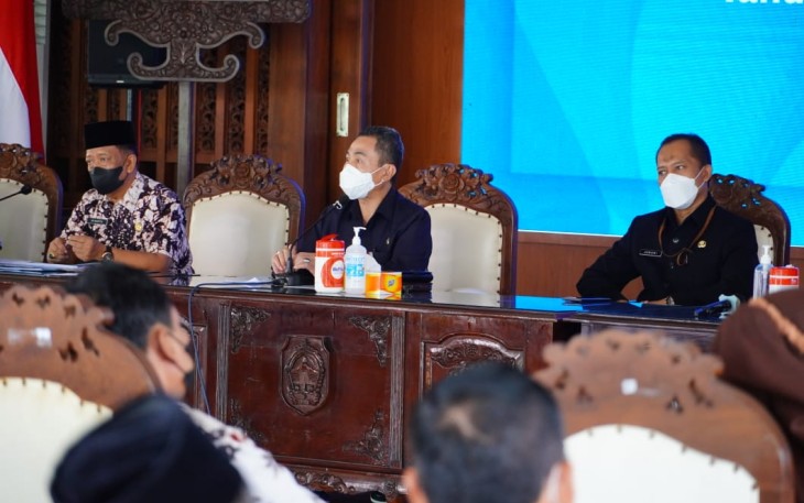 Bupati Pati Haryanto saat memberikan pengarahan PPDB 