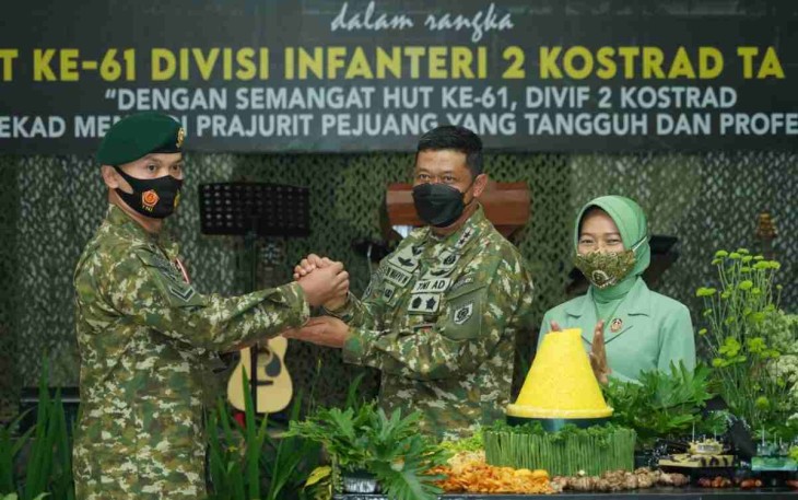 Pangdivif potong tumpeng syukuran HUT Ke-61 Divif 2 Kostrad. Rabu (27/4/2022)
