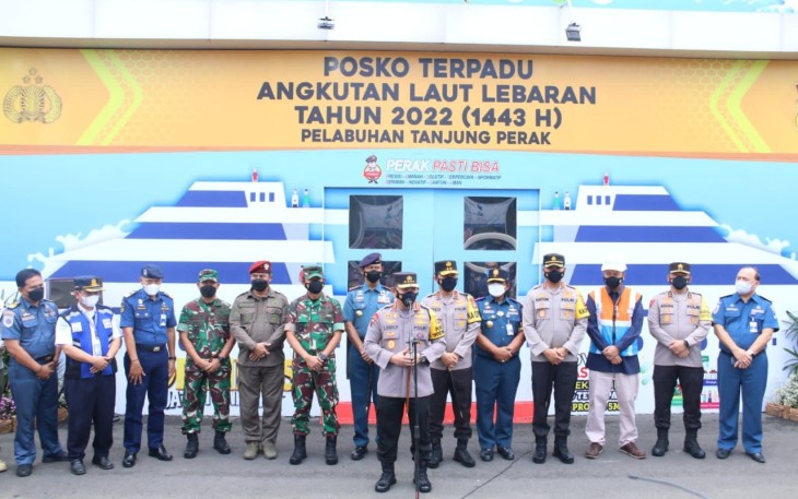 Kapolri ketika meninjau posko mudik di pelabuhan Tanjung Perak