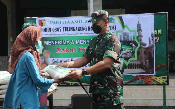 Dandim salurkan zakat fitrah keluarga besar Kodim Tulungagung. Kamis (28/4/2022) 