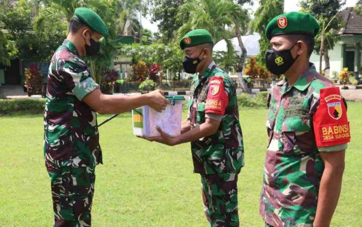 Wujud perhatian Kasad, Dandim Trenggalek serahkan bingkisan lebaran. Kamis (28/4/2022)