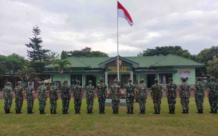 Melepas prajuritnya cuti bersama, Dandim Pacitan ingatkan faktor keamanan. Kamis (28/4/2022)
