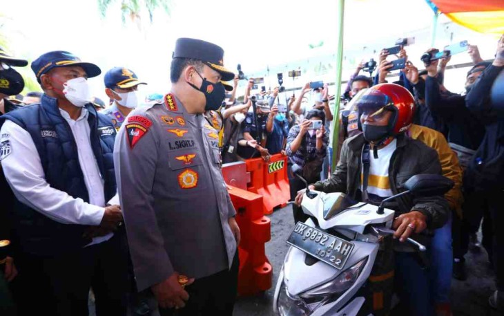 Kapolri berdialog dengan pemudik di pelabuhan Gilimanuk ingatkan tetap jaga prokes. Kamis (28/4/2022)