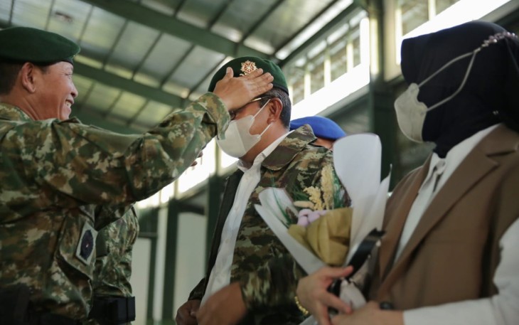 Pangdivif 3 Kostrad sematkan Wali Kota Danny Pomanto Brevet Kehormatan warga baru Kostrad. Kamis (28/4/2022)