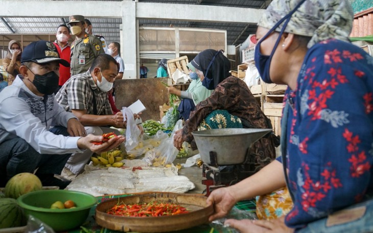 Bupati Haryanto cek langsung harga sembako di pasar sleko Pati