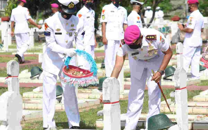 Danyonmarhanlan X Jayapura tabur bunga di TMP Kesuma Trikora. Jum'at (29/4/2022)