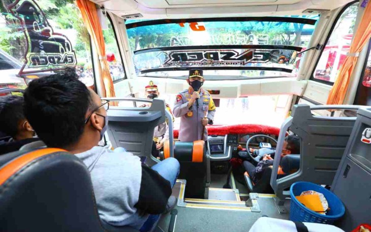 Tetap menjaga protokol kesehatan saat mudik, Kapolri saat melepas mudik gratis. Jum'at (29/4/2022)