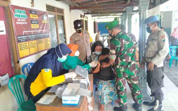 Vaksinasi warga di desa Cantel terus didampingi Babinsa. Jum'at (29/4/2022)