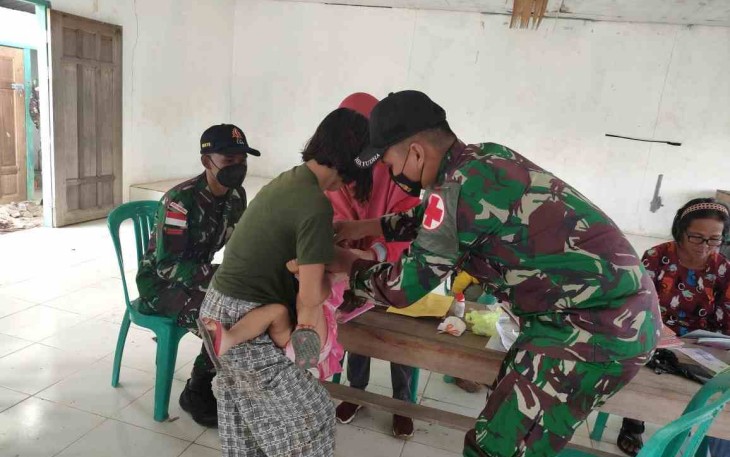Satgas Yonif 144/JY bersama nakes puskesmas melaksanakan posyandu balita. Jum'at (29/4/202)