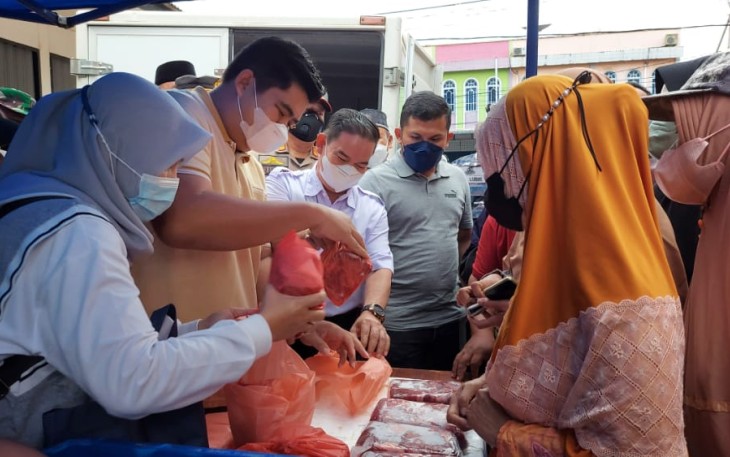 Roby Melayani Pembeli Saat Operasi Pasar