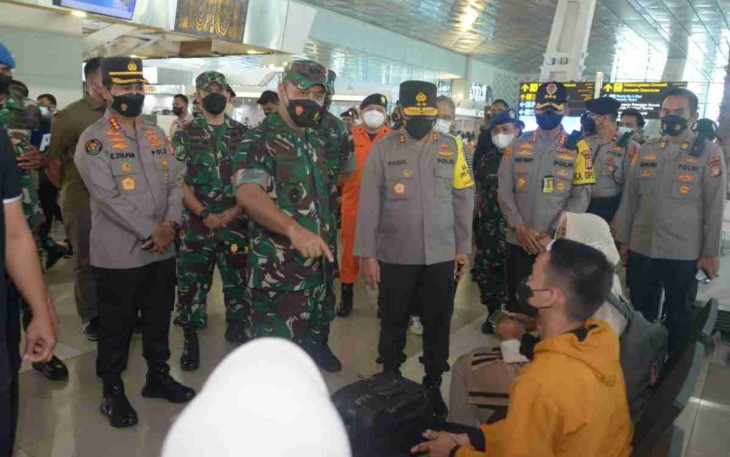 Pangdam Jaya berdialog dengan salah satu pemudik di bandara Soekarno-Hatta. Sabtu (30/4/2022)
