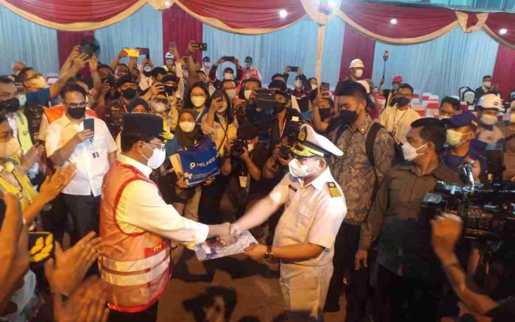 Komandan KRI Teluk Manado-537 mengikuti pelepasan mudik gratis lebaran  sepeda motor angkutan laut di pelabuhan Tanjung Priok. Jum'at (29/4/2022)