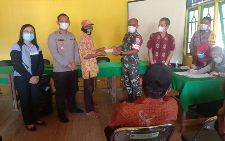 Danramil Marikit serahkan BLT DD ke warga di aula desa Tumbang Hiran. Sabtu (30/4/2022)