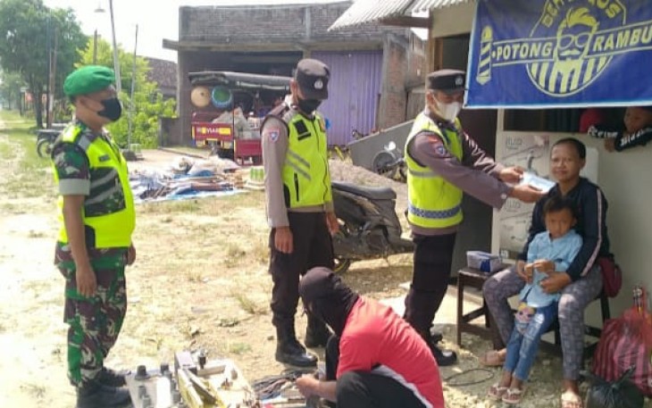 Pastikan patuhi prokes, babinsa Karangjati himbau warga di pasar tradisional. Sabtu (30/4/2022)