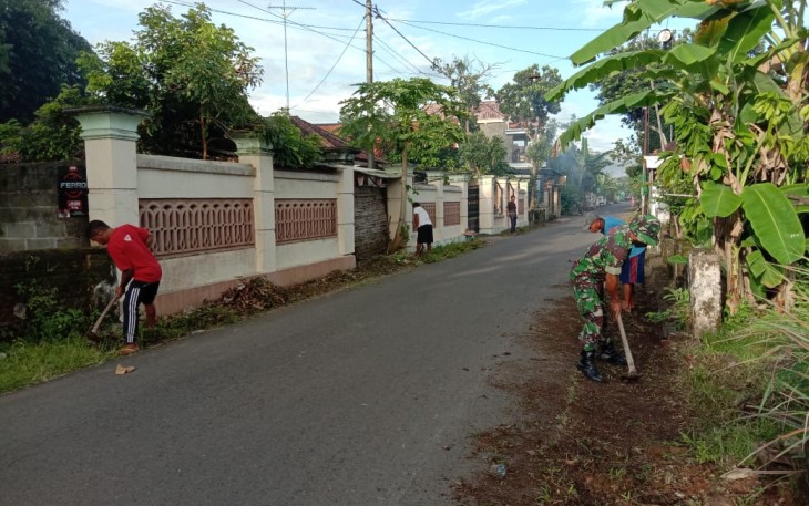 Sambut lebaran bersama warga bersihkan jalan desa. Minggu (01/05/2022)
